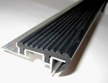 Алюминиевый закладной профиль с резиновой вставкой &quot;Safe Step&quot; , 43/24 мм